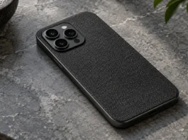 Motorola Signature 27’nin Tanıtım Tarihi Belli Oldu: 5 Kasım Kumaş dokulu arka yüzeye sahip koyu renkli bir akıllı telefonun masada duruşu