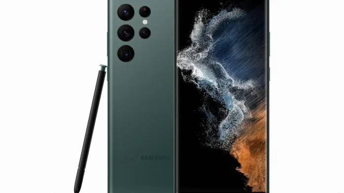 yr-one-cikan Yeşil renkli Samsung Galaxy S22 Ultra ön ve arka görünüm, yanında S Pen